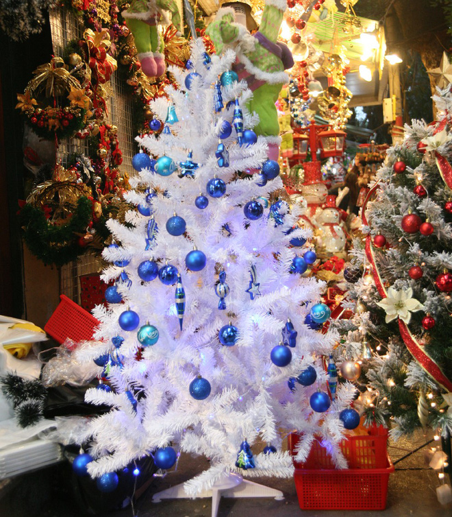 Thị trường đồ trang trí Noel: Xuất hiện nhiều món khủng với giá tiền triệu vẫn hút khách